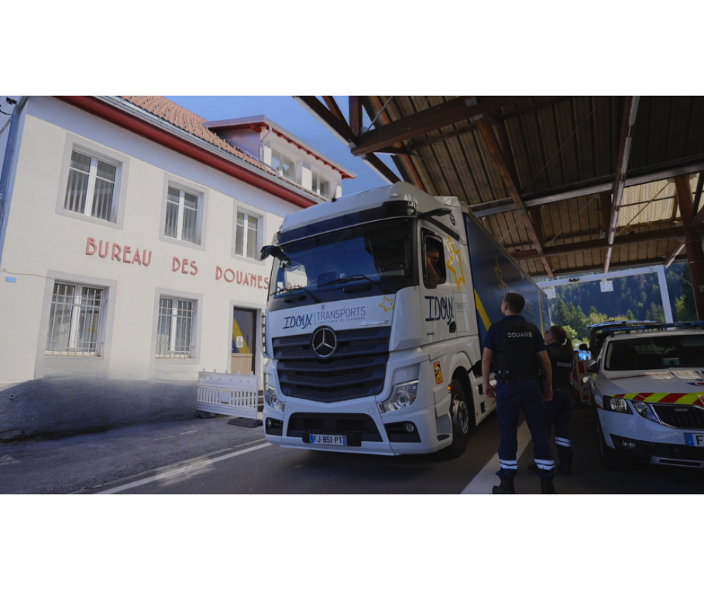 Un camion Transports Idoux à la douane franco-suisse